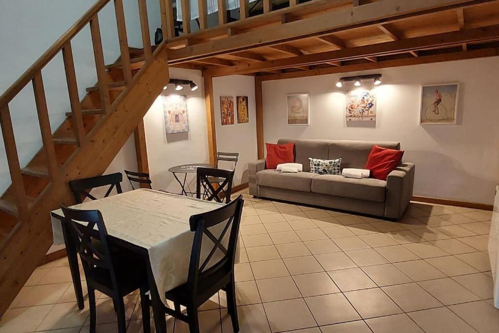 Gemelli Holidays -2 Easy Lofts, Groundfloor With Courtyard, Mezzanine Bedroom, Baby & Pet Friendly, Near Monte Mario Station Connecting To Center In 20 Minutes, 2 Steps From Bus, Groceries, Restaurants, Park, Cycle Path - Warm Guest Care In 4 Languag Екстер'єр фото
