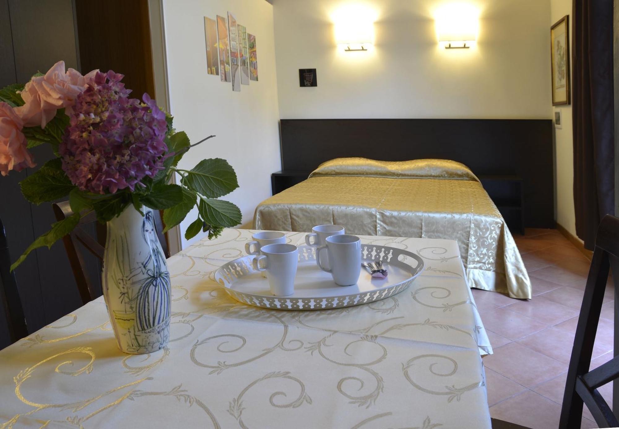 Gemelli Holidays -2 Easy Lofts, Groundfloor With Courtyard, Mezzanine Bedroom, Baby & Pet Friendly, Near Monte Mario Station Connecting To Center In 20 Minutes, 2 Steps From Bus, Groceries, Restaurants, Park, Cycle Path - Warm Guest Care In 4 Languag Екстер'єр фото